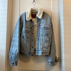 NWT XS Levi’s women’s 90s Sherpa trucker jacket